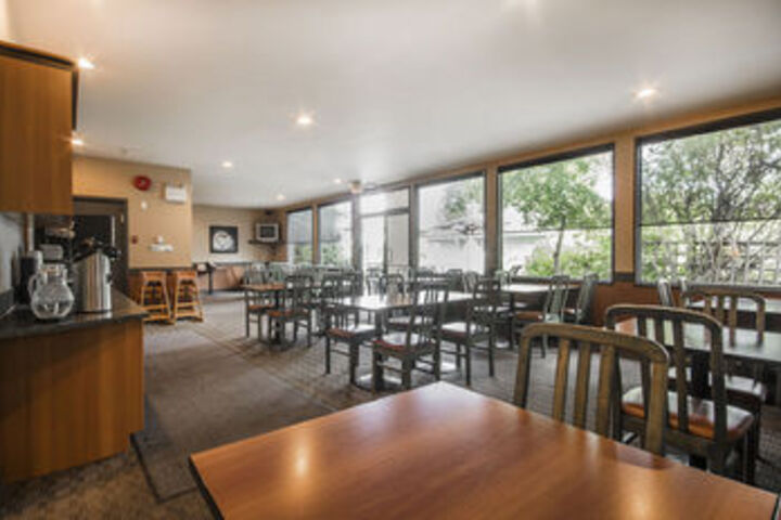 Econo Lodge Inn & Suites
