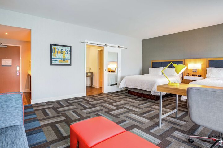 Hampton Inn & Suites Boston / Waltham