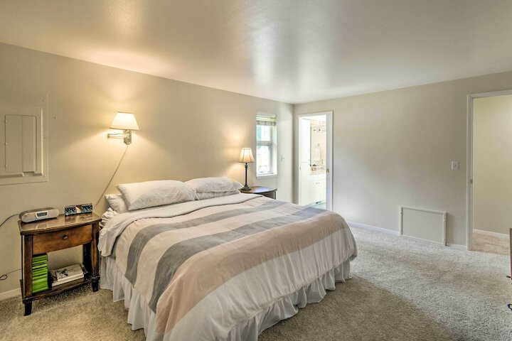 Spacious Family Home on Golf Course: Hike & Bike!