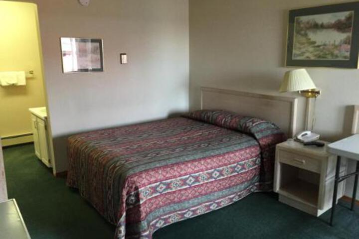 Leroys Motor Inn