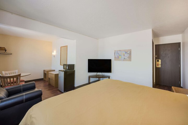 Room 9 of 32