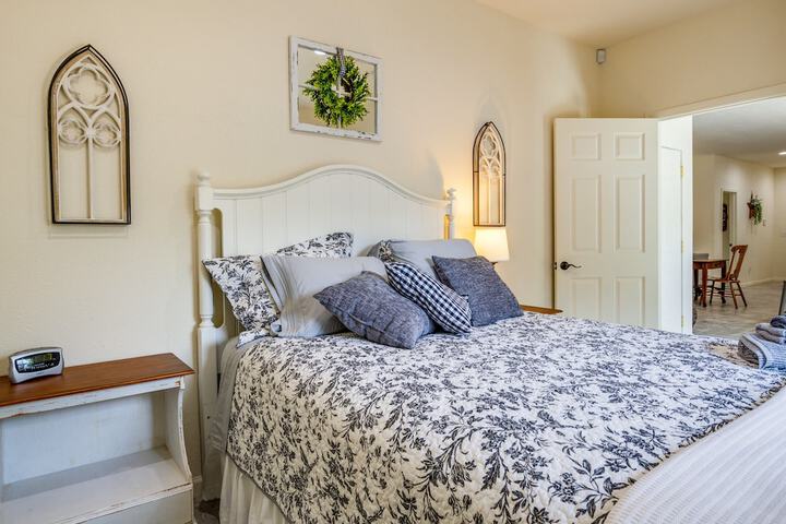 Charming Gravois Mills Escape w / Private Backyard!