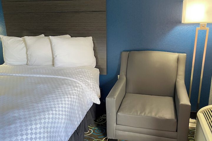Clairmont Inn & Suites Warren