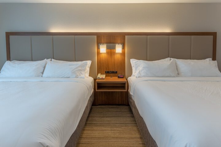Holiday Inn Express & Suites Milwaukee Nw Park Place by IHG