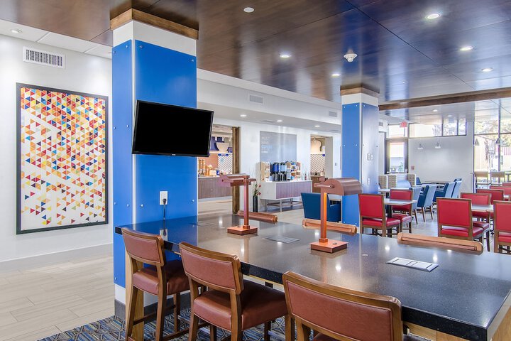 Holiday Inn Express & Suites Atchison by IHG