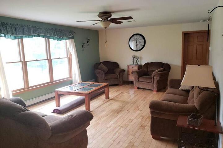 Southwoods Mountain Estate -private mansion pool, hottub+ 15 acres