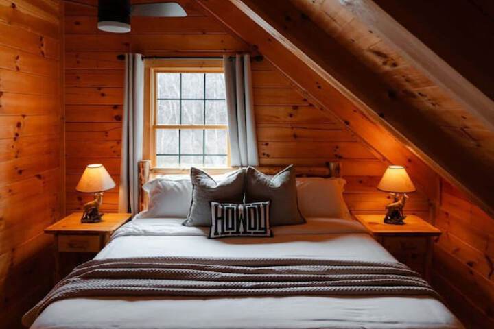 Sleeps 16! Luxury Cabin With Game Room & Hot Tub