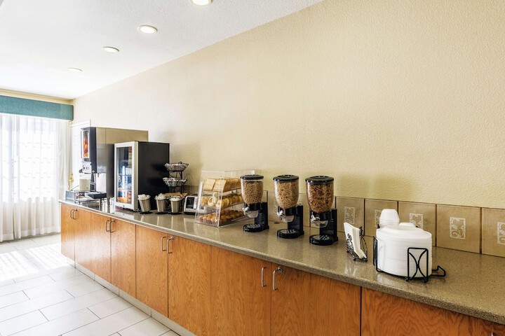 Breakfast/Coffee Service 29 of 32