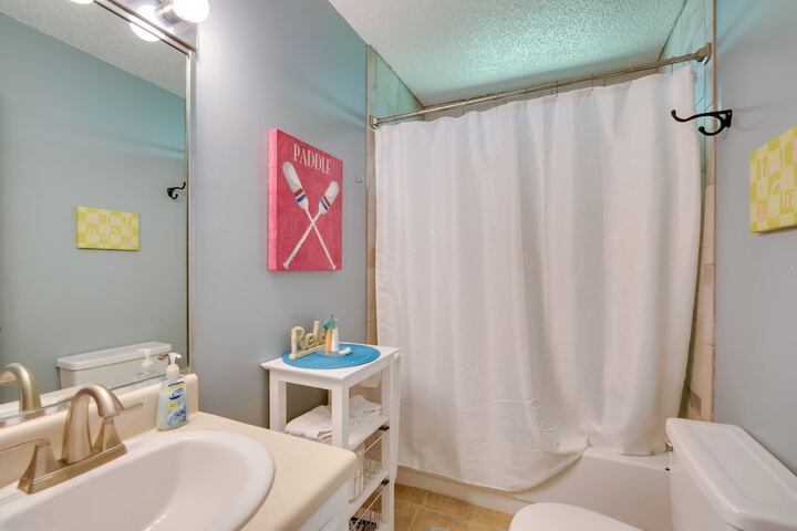 Docks + Balcony: Peaceful River Abode in Dunnellon