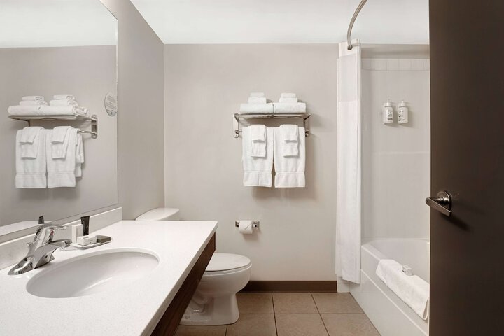 Days Inn by Wyndham Victoria Airport Sidney