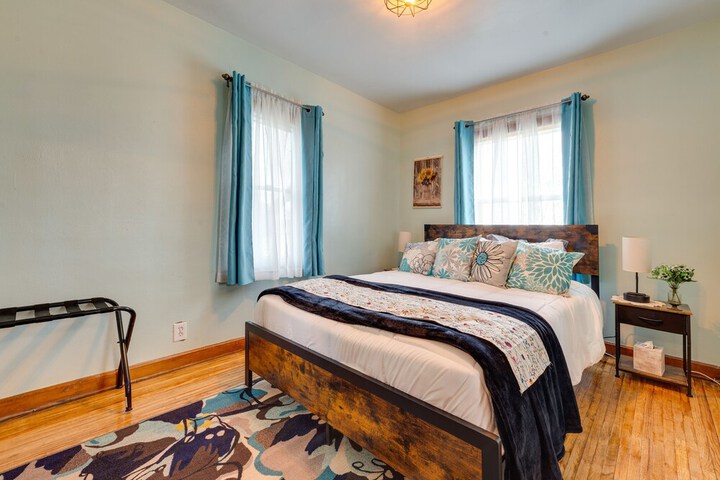 Charming Eagle Grove Farmhouse w / Patio!