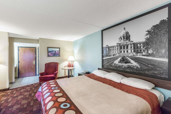 Room 7 of 16