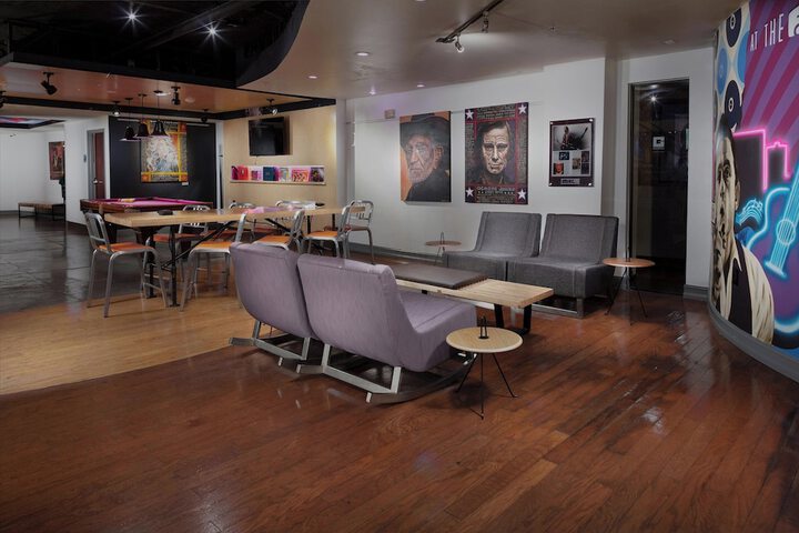 Lounge 31 of 43