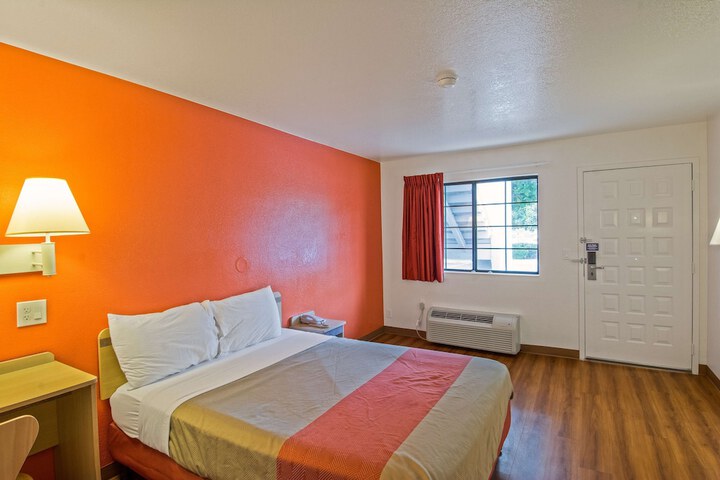 Room 11 of 25