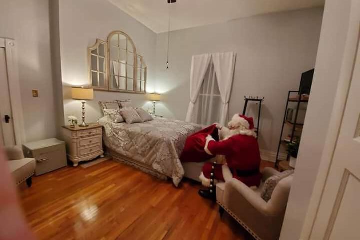 Queens Chamber w King Heavenly Bed at Nottingham Place in Wise
