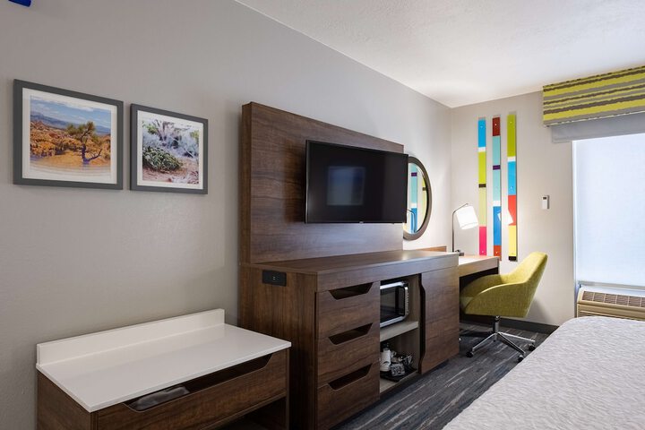 Room 9 of 28