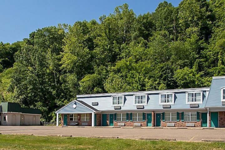 Country Squire Inn & Suites