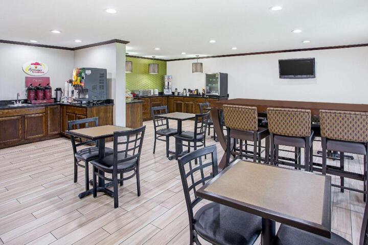 Super 8 by Wyndham Cave City