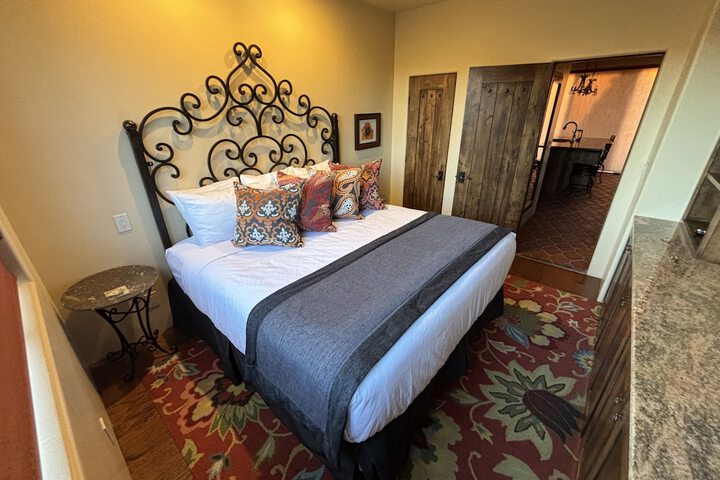 Room 32 of 285