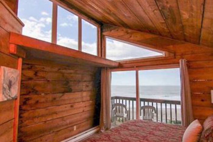 A Beachfront Fantasea 3 Br home by RedAwning