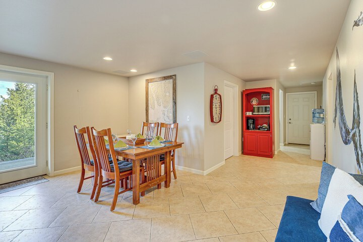 Fish & Hike: Apartment w / Pool Table in Ketchikan!