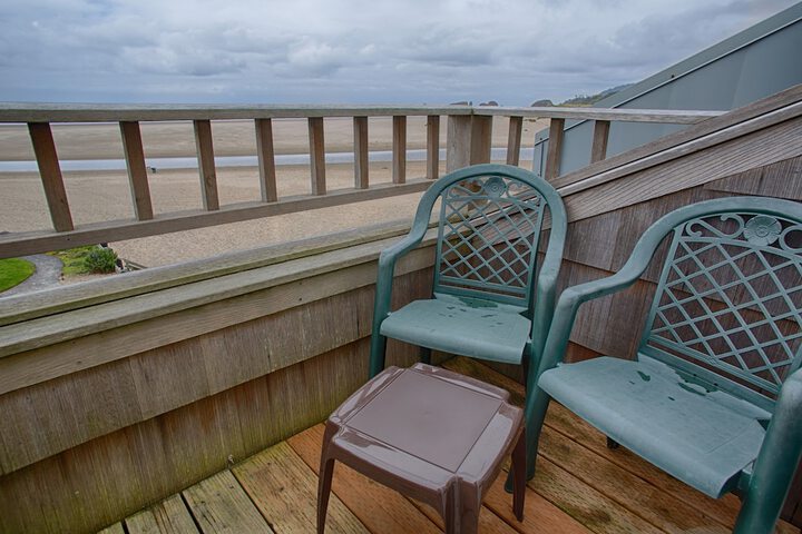 The Waves / The Argonauta Inn/The White Heron Lodge
