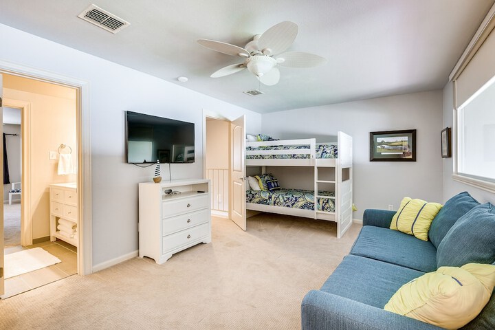 Beautiful Waterfront Condo on Lake Conroe w / Dock