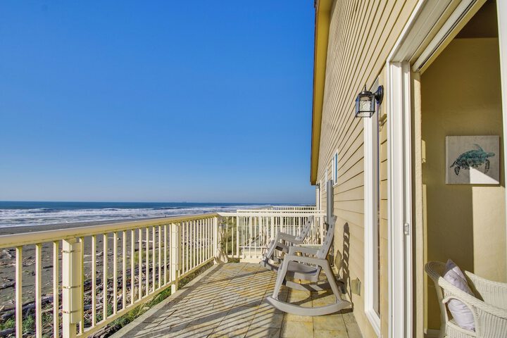 Quiet Waterfront Escape w / Hot Tub & Beach Access!