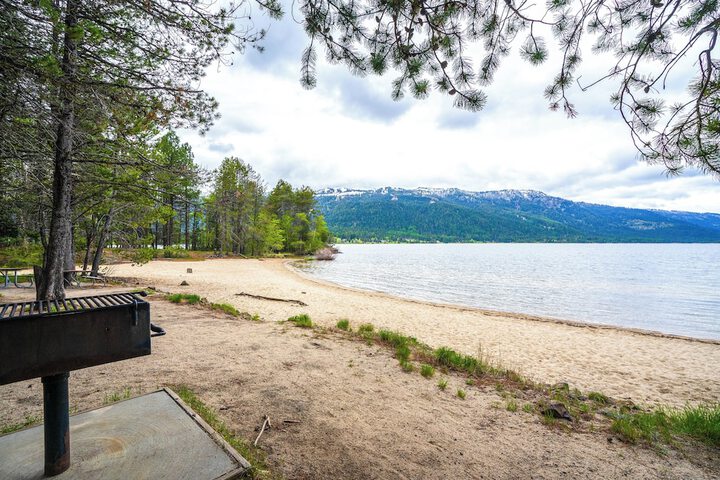Spacious Donnelly Family Home w / Private Hot Tub!