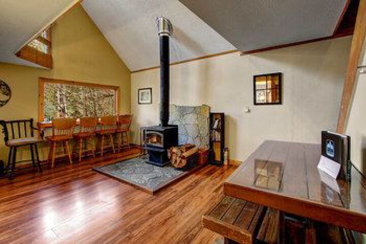 Huckleberry Hideout Cabin with Hot Tub