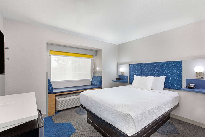 Room 8 of 25