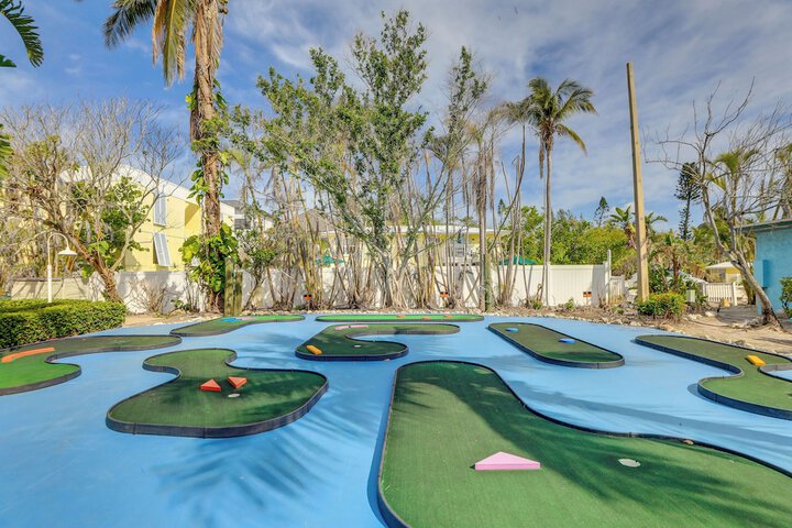 Sunlit Longboat Key Escape w / Private Resort Beach