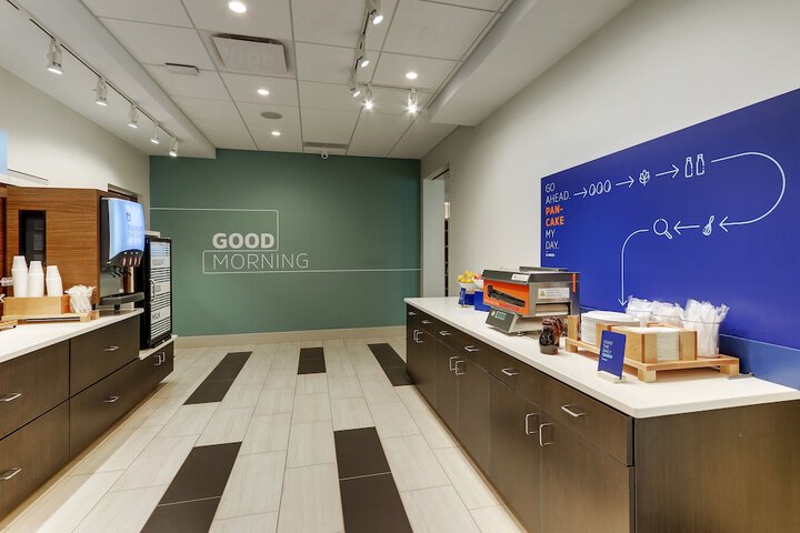 Holiday Inn Express & Suites Roanoke – Civic Center by IHG