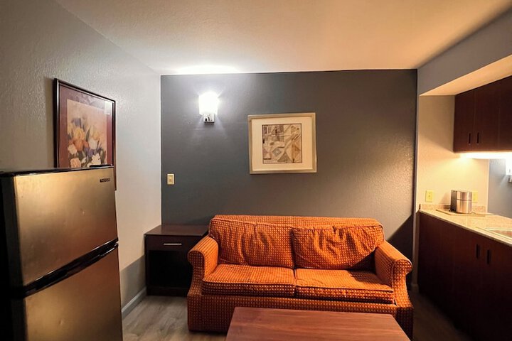 BlissPoint Inn & Suites Northwood