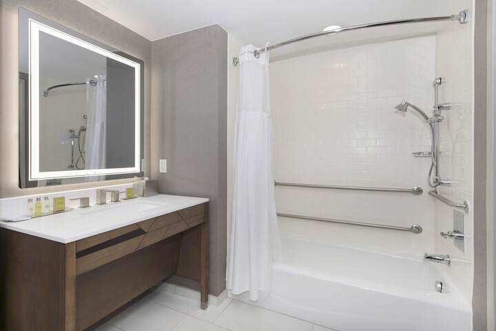 DoubleTree by Hilton Raleigh - Cary