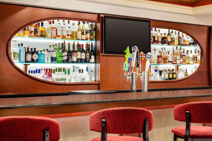 Lounge 53 of 66