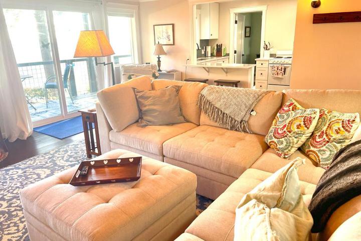 Puget Sound Chic Romantic Cottage with Private Beach Access & Gated Entry