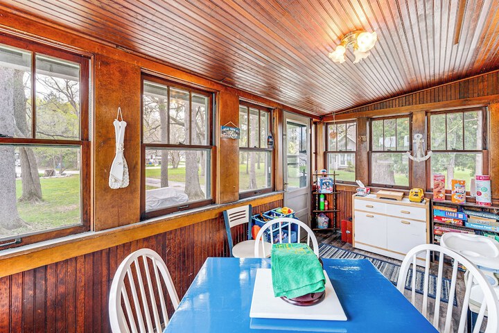 Twin Lakes Cottage: Walk to Elizabeth Lake!