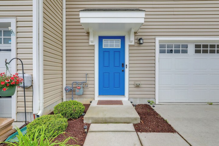 Sunlit Milford Townhome 2 Mi to Riverwalk!