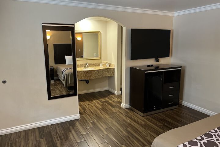 Room 30 of 66