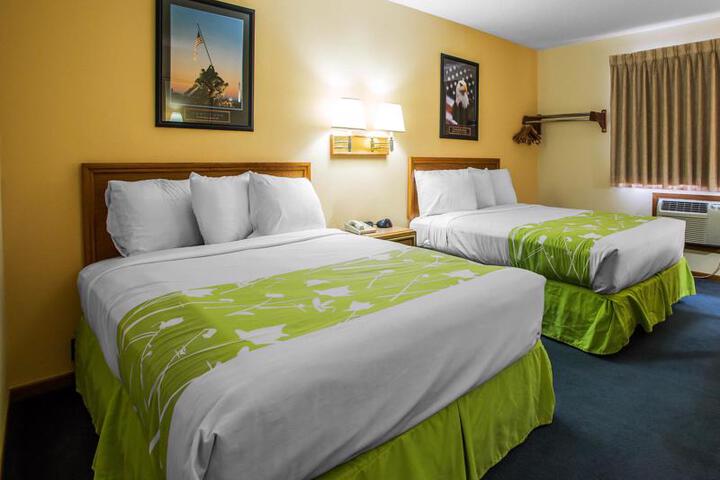 Econo Lodge Inn & Suites