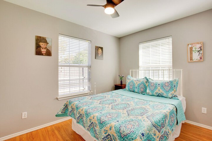 Waterfront Lake Fork Getaway w / Dock Access