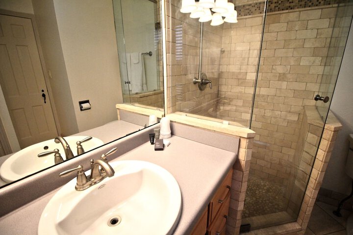 Peach Tree Inn & Suites