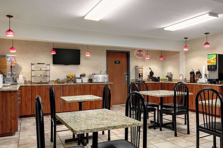 Super 8 by Wyndham Germantown / Milwaukee