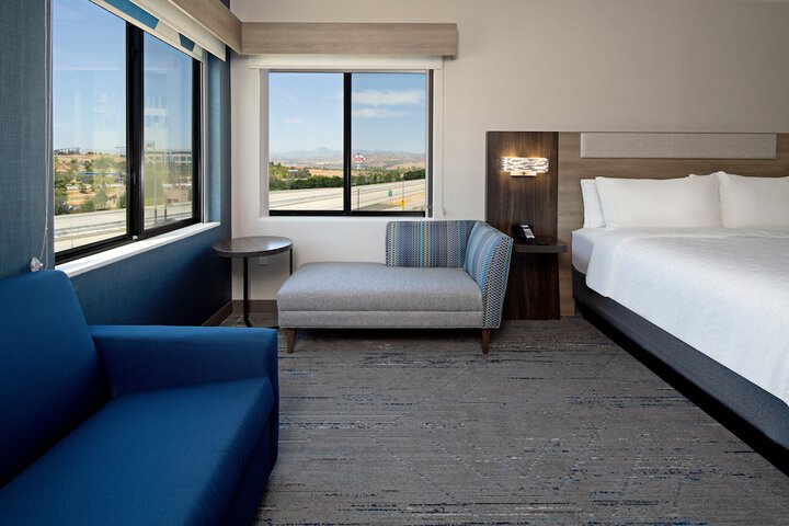 Holiday Inn Express & Suites Valencia - Santa Clarita by IHG