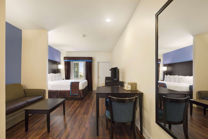 Days Inn & Suites by Wyndham Galveston West / Seawall