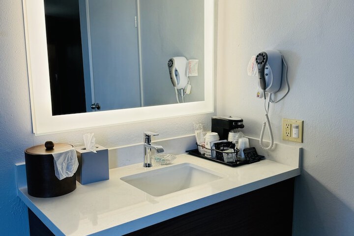 Room 10 of 27