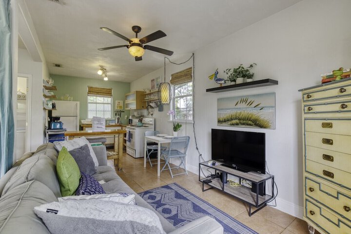 1 Bedroom Spanish Bungalow Guest House