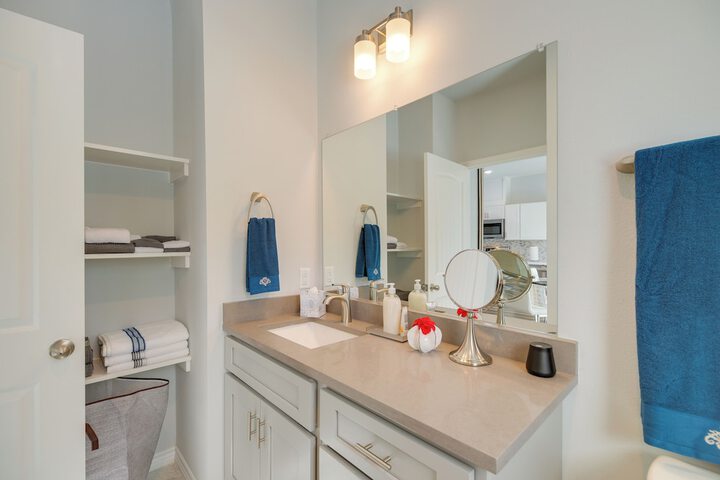 South Houston Townhome w / Patio & Gas Grill!