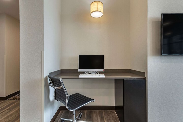 Business Center 31 of 31